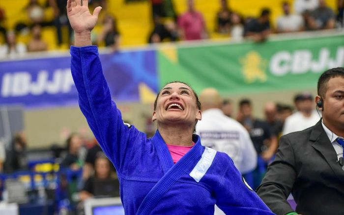 Lutadora está em seu primeiro ano na categoria faixa-preta com títulos expressivos (Foto: Divulgação)
