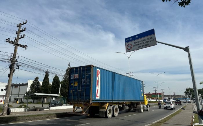 Caminhões acima de 12 metros ou 25 toneladas serão impedidos de circular em trecho da Schmithausen (Foto: Juliano Bertoldi)