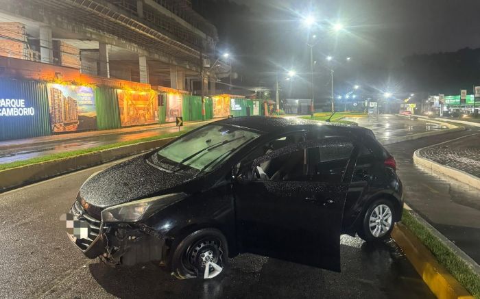 Veículo foi apreendido por estar com licenciamento atrasado (Foto: Divulgação)