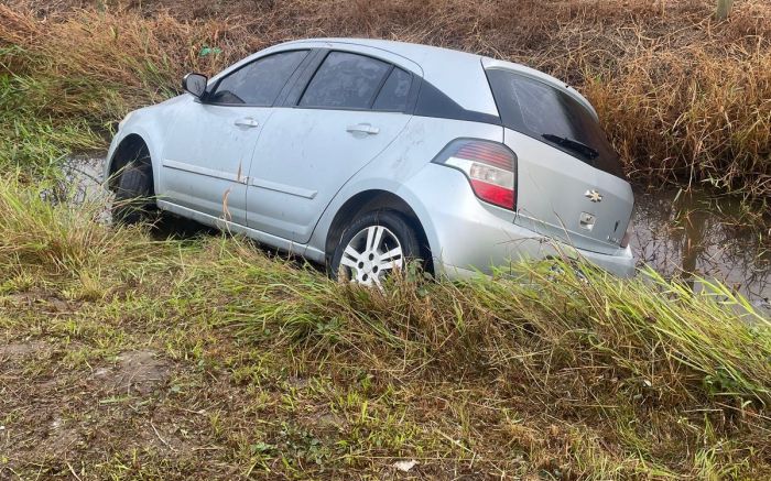 Motorista foi esfaqueado no ombro e jogou o carro na vala pra pedir socorro (Foto: Divulgação/CBMSC)