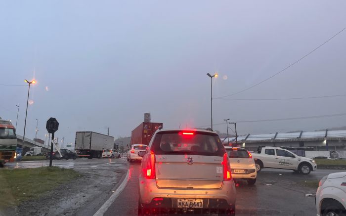 Na BR 101, fluxo segue intenso em Joinville, Itajaí e BC (Foto: Ana Zigart)