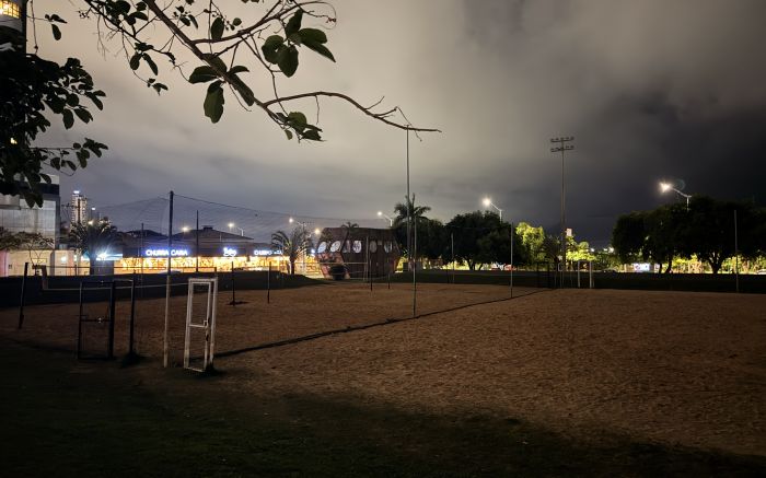 Postes da praça ficaram com as lâmpadas apagadas (Foto: Leitor)