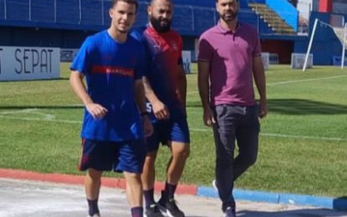 Volante veste a camisa rubro-anil no Gigantão das Avenidas (Foto: Reprodução/Redes Sociais)