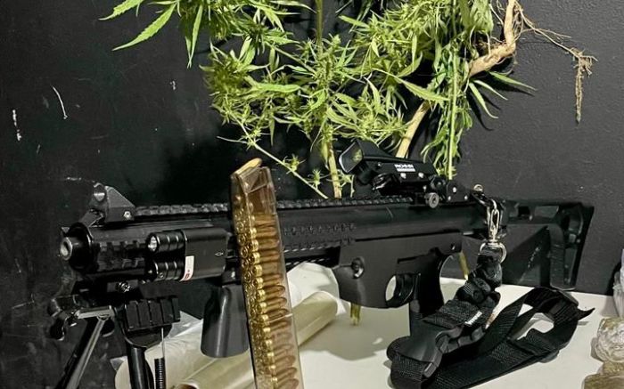 Legenda: Operação teve apreensão de drogas e armas (Foto: Divulgação / PMSC)