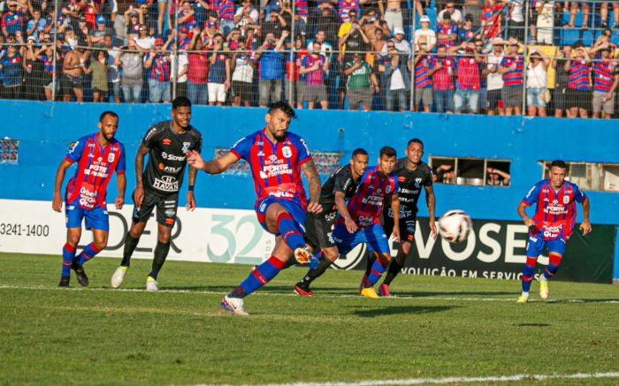 Alex Gonçalves marcou, de pênalti, o único gol do jogo. Foto: Vica Bueno
