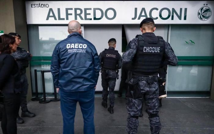Gaeco foi até o estádio Alfredo Jaconi para cumprir mandado de busca e apreensão (Foto: Divulgação/MPRS)