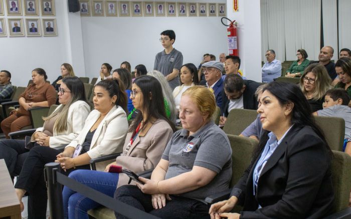 Servidoras contrárias a Manu sentaram na primeira fileira para ouvir carta de repúdio (Foto: CVP / Divulgação)