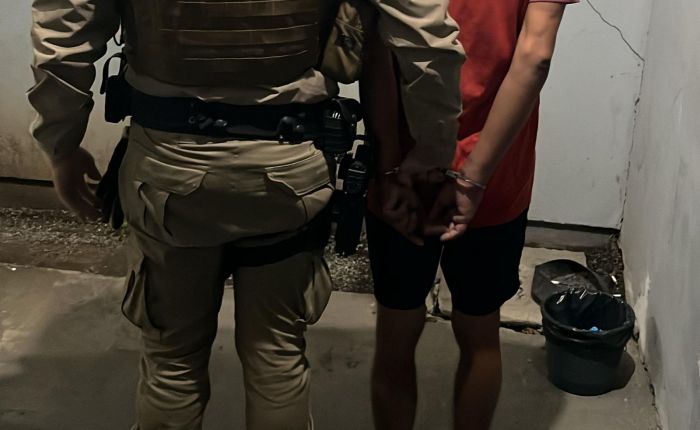 Legenda: Ele foi preso em flagrante (Foto: Divulgação / Imprensa 12º BPM)
