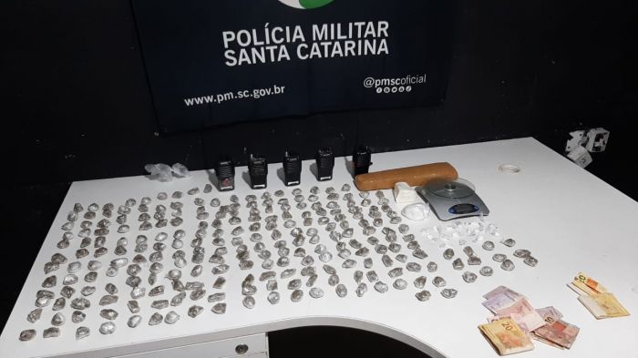 Mulher recebia 200 reais para esconder drogas (foto: divulgação - PMSC)