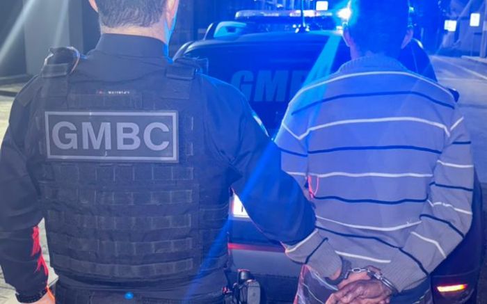 Polícia chegou a tempo e homem foi preso (foto: GMBC)