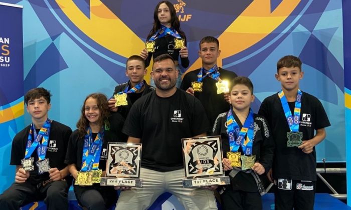 Equipe comandada pelo professor Idelor Diego da Silva faturou ainda dois troféus (Foto: Divulgação)