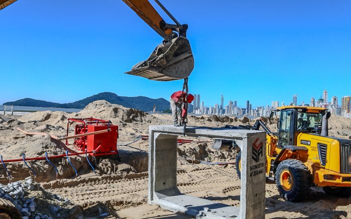 Legenda: Instalação avança na Praia Central na maior obra de macrodrenagem do país (Foto: Impresa BC)