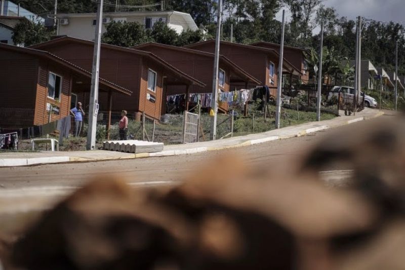 MUÇUM, RS - 4/04/2025 - Desde maio de 2024, Muçum tem vivido um intenso processo de reconstrução, com avanços significativos em habitação, economia e infraestrutura. A cidade, que enfrentou os desafios das enchentes de 2023 e 2024, está se reerguendo com planejamento e apoio de diferentes esferas governamentais e da iniciativa privada. Na foto, Loteamento Jardim Cidade Alta 2, com 42 casas construídas pela União BR, e que serão entregues em abril, e as demais ao longo deste ano. (Foto: Carlos Macedo/Agência Pública)