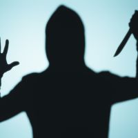 Mulher é atacada e esfaqueada dentro de casa