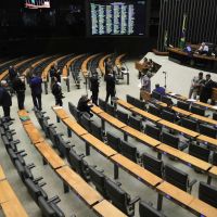 Efeito cascata de aumento de vagas de deputados na Câmara pode elevar gastos em R$ 845 mi