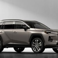 Novo RAV4 pode ser manobrado pelo celular e roda 100 km no modo elétrico