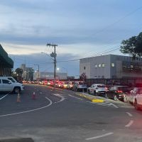 Hora do rush congestiona nova fila do ferry boat