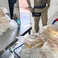 Trabalhadores moravam dentro de fábrica clandestina de pizzas