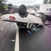 Dois carros capotam ao mesmo tempo em BC
