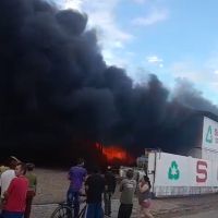 URGENTE: Incêndio em reciclagem deixa moradores do bairro São Paulo em alerta
