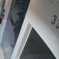 Ladrão tenta estourar portaria eletrônica pra invadir prédios residenciais