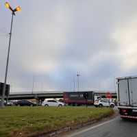 Sexta-feira começa com lentidão na BR 101 sentido Penha