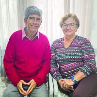 Casal do bairro São Vicente faz sucesso vendendo pão de mel artesanal