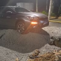 Carro escapa de cair em cratera em Itajaí