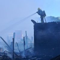 Bombeiros levam quase quatro horas pra apagar incêndio em casas no Portal