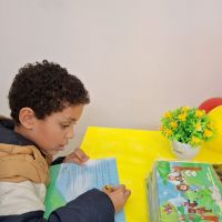 Menino autista lança livro sobre criatividade e infância autêntica
