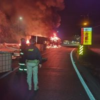 Urgente: incêndio em caminhão bloqueia a divisa entre Santa Catarina e Paraná