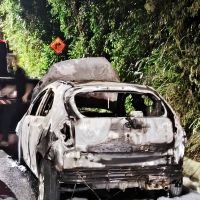 Carro pega fogo e interdita acesso a BR 101 em Balneário Camboriú