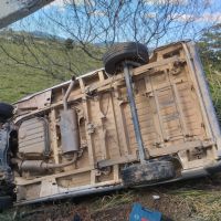 Bombeiros cortam teto, banco e volante de caminhonete pra resgatar motorista em Navegantes