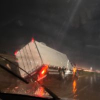 Trânsito intenso, chuva forte e acidente complicam a segunda-feira