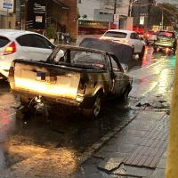 Carro pega fogo na esquina da rua Tijucas