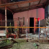 Casa pega fogo em Balneário Camboriú