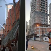 Muro de prédio em construção desaba sobre casa e morador fica soterrado