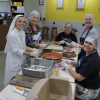 Associação Madre Teresa faz macarronada beneficente para melhorias no Marieta