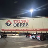 Carretona “entala” em cruzamento no bairro Fazenda
