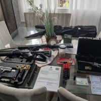 Polícia apreende armas, munições e silenciador em casa de suspeito de balear cachorro