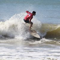 Mais de 120 atletas estreiam no Circuito Navegantes de Surf