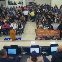 Servidores de Itapema protestam contra aumento de 50% para presidente do sindicato
