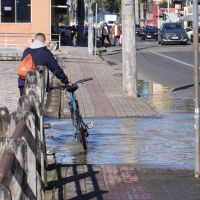 Quinta deve ser de chuva e maré alta invadindo as ruas centrais de Itajaí