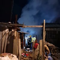 Televisão pega fogo e chamas se espalham para casas vizinhas