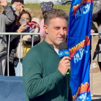 Após perder filho, família de Camboriú recebe casa do Domingão com Huck