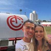 Katia Aveiro, irmã de CR7, é surpreendida pelo frio catarinense