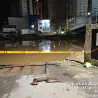 Carro cai em rio e ocupantes escapam nadando em Porto Belo