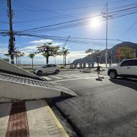 Rampa de garagem invade calçada e obriga pedestres a desviar pela rua em BC