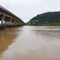 Obra que desvia águas do rio em enchentes e cria “ilha” em Navegantes volta a ser discutida
