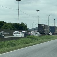 Carro capota e trava BR 101 em Itapema